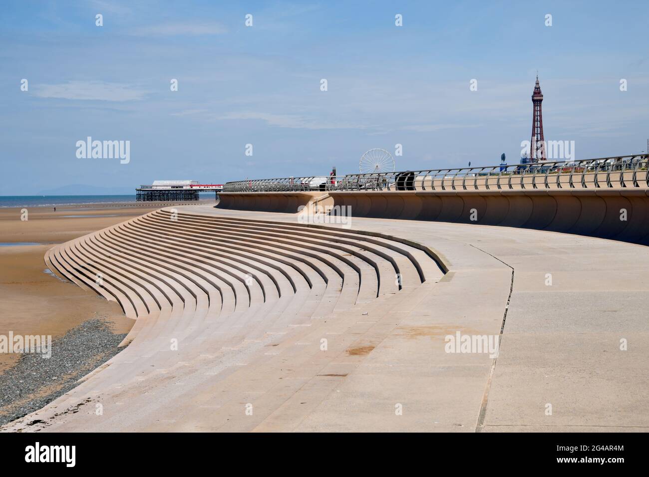 Geschwungene Treppen mit dem Blackpool Tower in the Distance an der Seafront bei Blackpool in Lancashire England Stockfoto