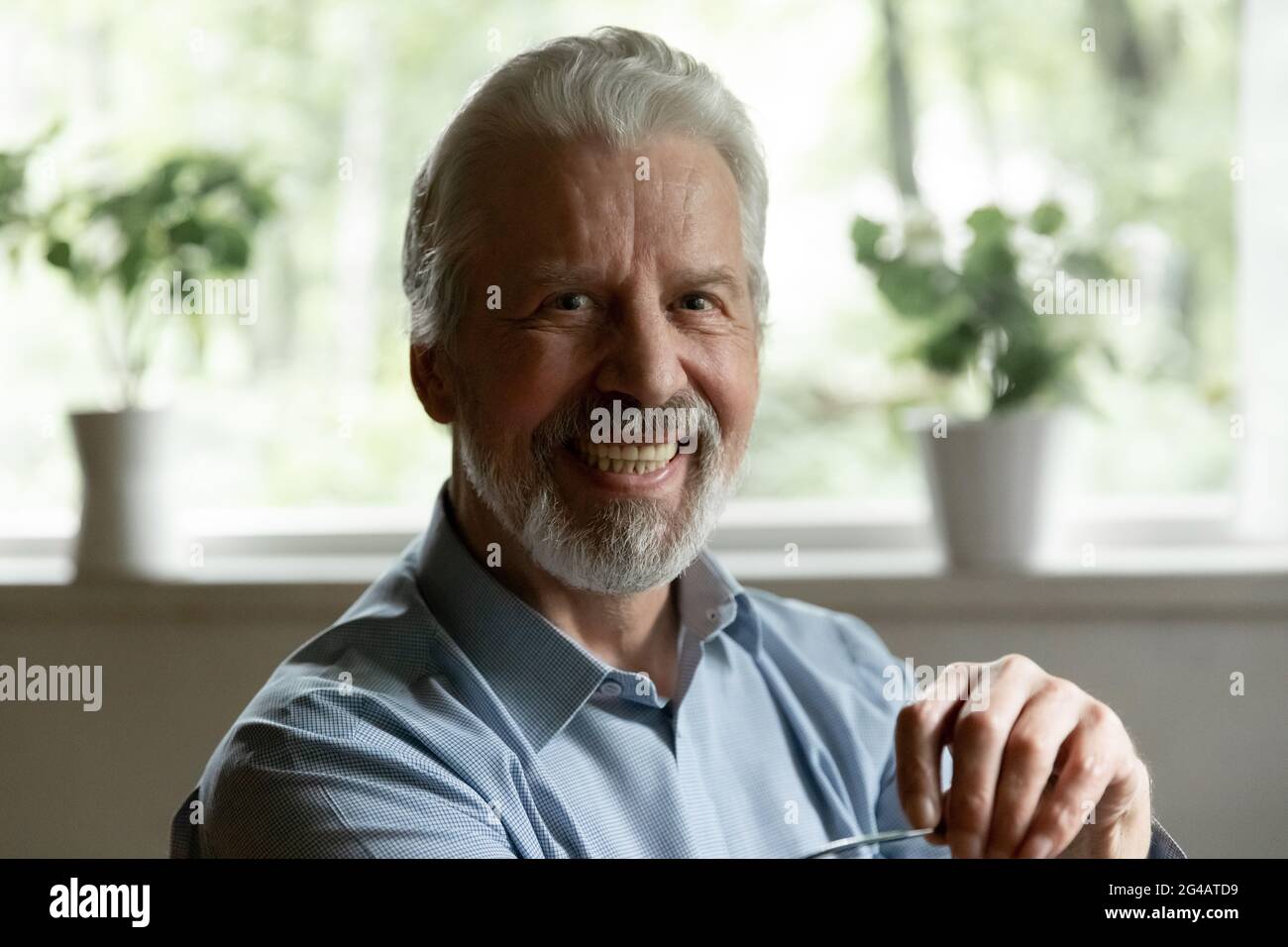 Porträt eines lächelnden alten kaukasischen Mannes fühlen sich optimistisch Stockfoto