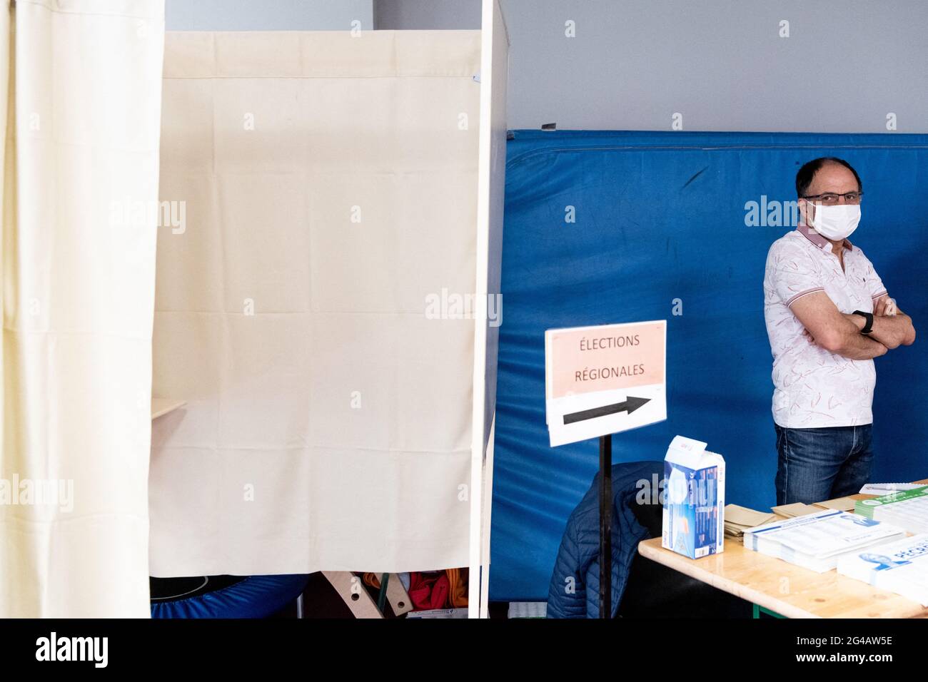 Velizy Villacoublay, Frankreich. Juni 2021. Ein Mann wartet am Wahlausgang auf Wahllokale, damit sich Wähler während der Regionalwahlen, die von einer hohen Stimmenthaltung geprägt sind, an einen leeren Wahlstand nähern. Vellizy Villacoublay, Frankreich, 20. Juni 2021. Foto von Daniel Derajinski/ABACAPRESS.COM Quelle: Abaca Press/Alamy Live News Stockfoto