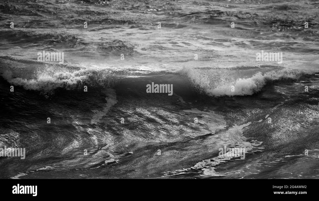 Atemberaubende dunkle launisch getönte feine Kunst Seestape Bild von brechenden Wellen auf dem Atlantischen Ozean in Devon England Stockfoto