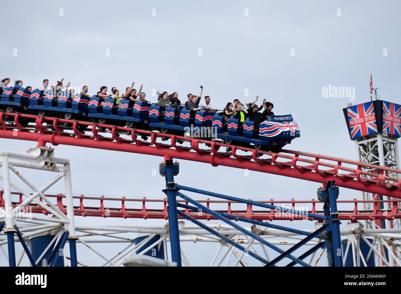 Menschen auf dem Big Dipper bekannt als The Big One am Blackpool Pleasure Beach Blackpool Lancashire England Großbritannien Stockfoto