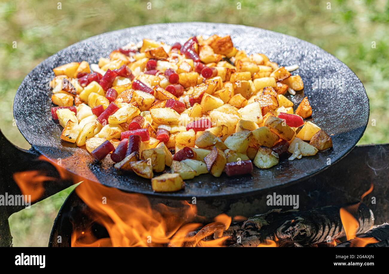 Gebratene Kartoffeln auf dem Feuer oder Grill Stockfotografie Alamy