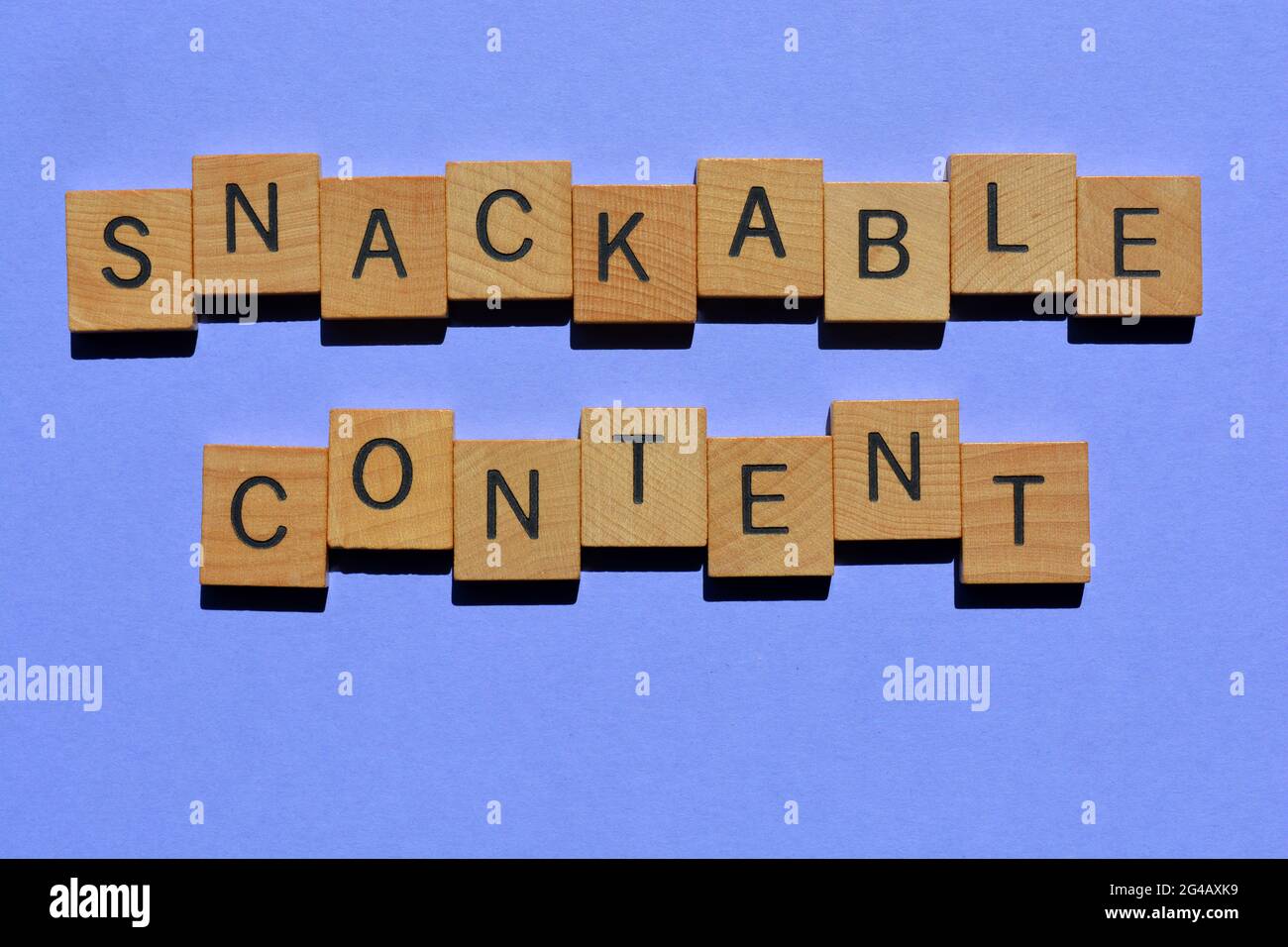 Snackable Content, Marketing-Schlagwort. Inhalte wie Video, Text oder Bilder, die kurz und einfach zu konsumieren sind Stockfoto