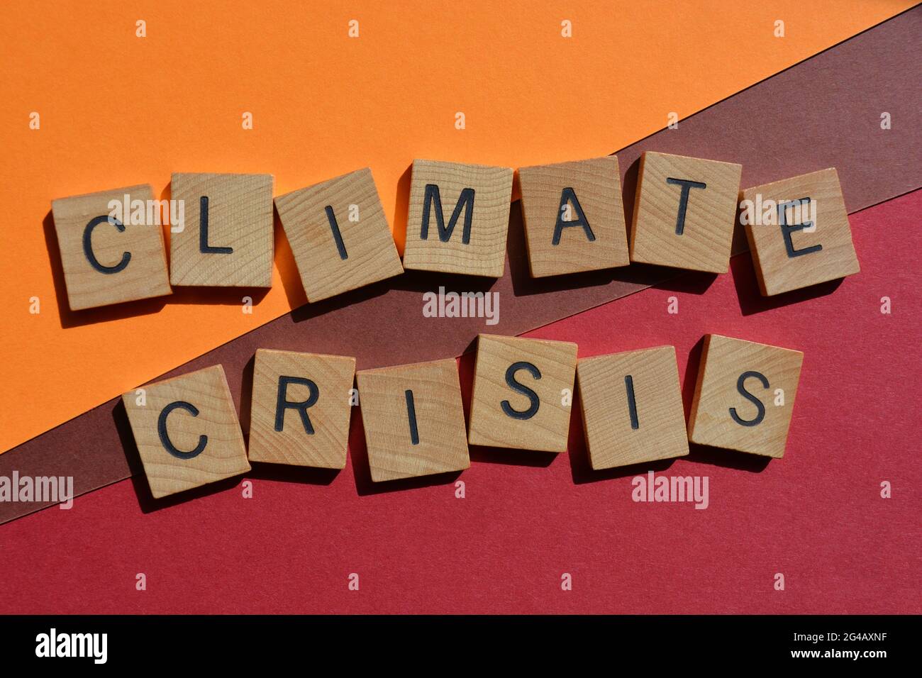 Klimakrise, Wörter in Holzbuchstaben isoliert auf dem Hintergrund Stockfoto