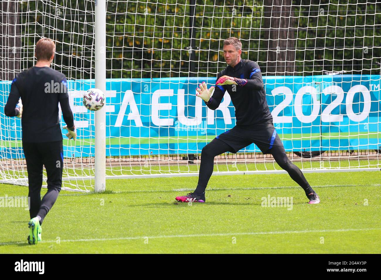 Zeist, Niederlande. Juni 2021. Torwart Maarten Stekelenburg aus den Niederlanden (R) nimmt am 20. Juni 2021 am KNVB Campus in Zeist, Niederlande, an einem Training vor dem UEFA Euro 2020 Championship Group C Match zwischen Nord-Mazedonien und den Niederlanden Teil. Quelle: Zheng Huansong/Xinhua/Alamy Live News Stockfoto