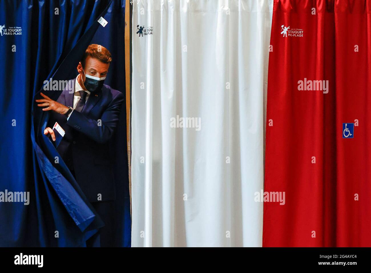 Der französische Präsident Emmanuel Macron wird während der ersten Runde der französischen Regional- und Abteilungswahlen in Le Touquet-Paris-Plage, Frankreich, am 20. Juni 2021, in einem Wahllokal gesehen. REUTERS/Christian Hartmann/Pool Stockfoto