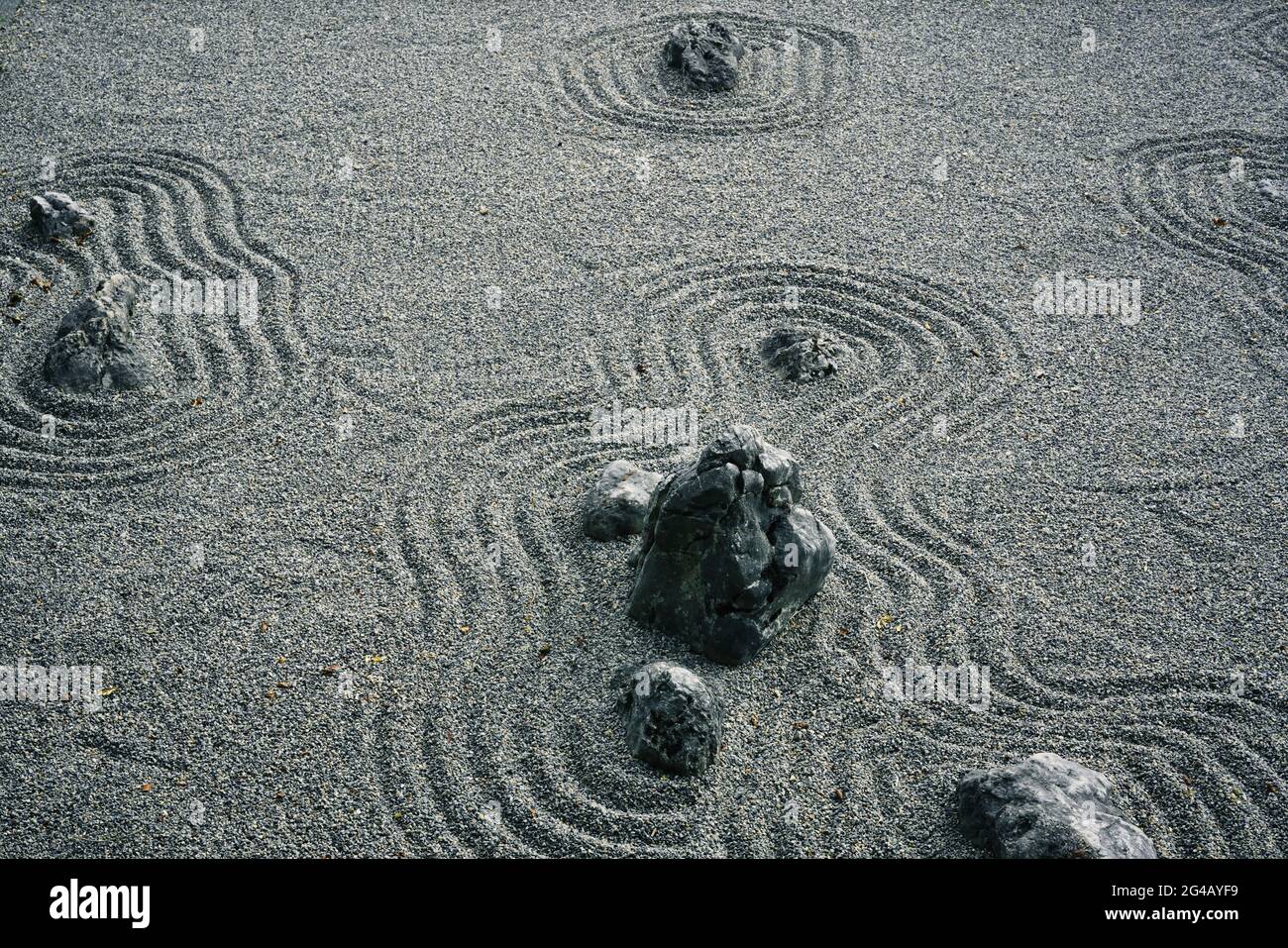 Eine Nahaufnahme von Sand mit Steinen und symmetrischen Mustern Stockfoto