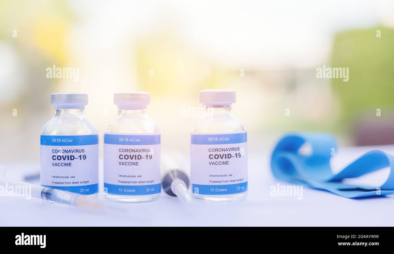 Fläschchen mit Coronavirus-Impfstoff und Spritze auf Hintergrund für medizinische Inhalte. Stockfoto