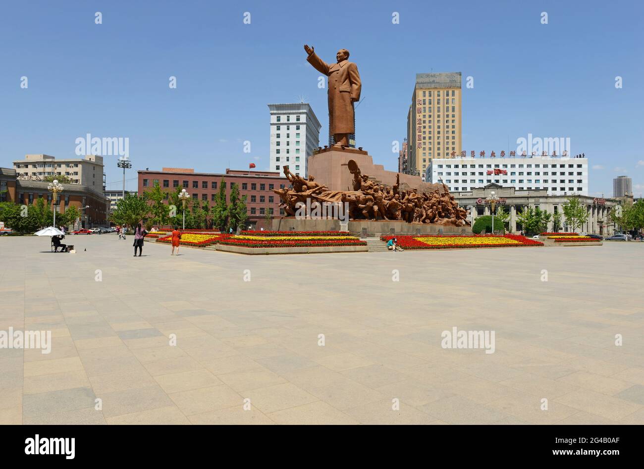 Die berühmte Harzstatue des Vorsitzenden Mao auf dem Zhongshan-Platz in Shenyang, China, enthält Szenen, die revolutionäre Aktivitäten aus der Geschichte darstellen. Stockfoto