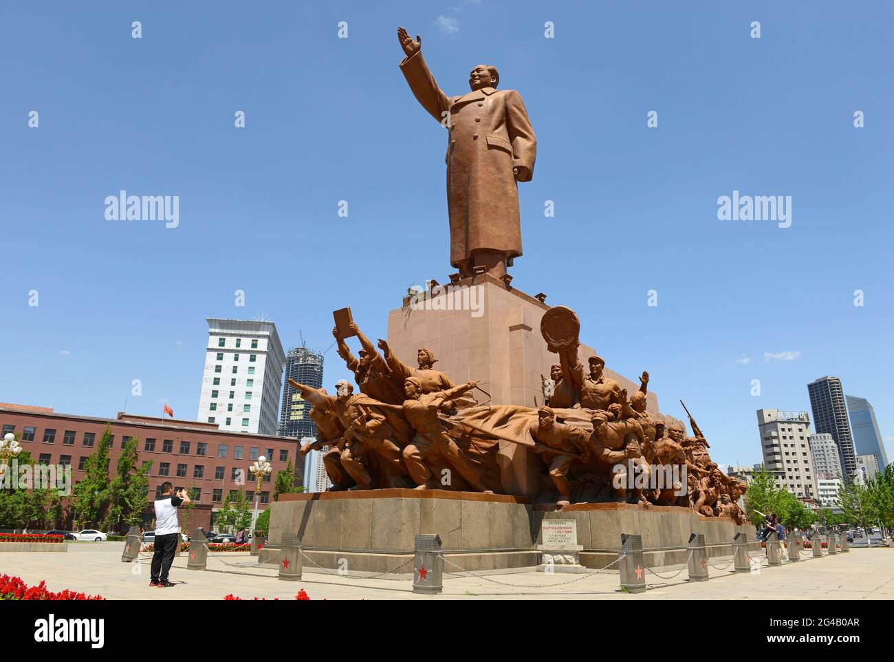 Die berühmte Harzstatue des Vorsitzenden Mao auf dem Zhongshan-Platz in Shenyang, China, enthält Szenen, die revolutionäre Aktivitäten aus der Geschichte darstellen. Stockfoto