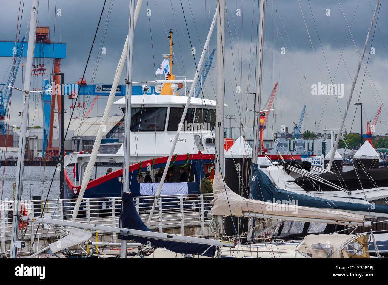 Personenfähre der Förderschifffahrt an der Reventloubrücke in der Kieler Förde Stockfoto