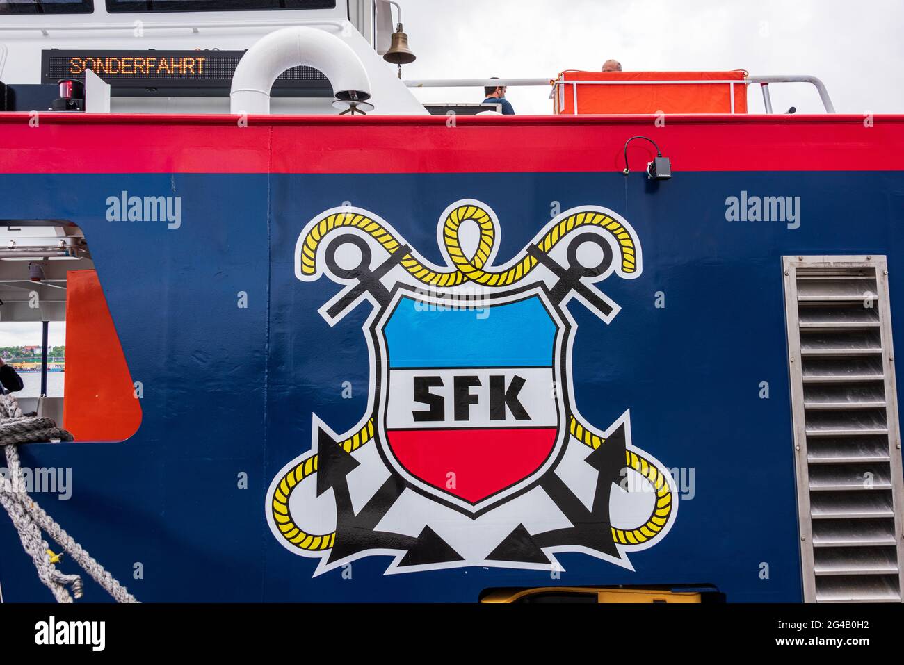 Logo der Kieler Schlepp- und Fährgesellschaft an einer Personenfähre der Reederei in der Kieler Förde Stockfoto