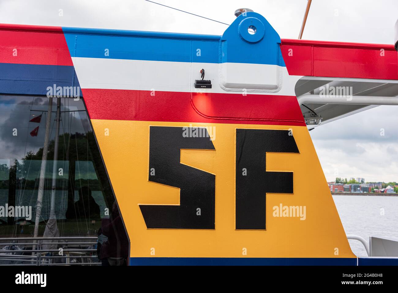 Logo der Kieler Schlepp- und Fährgesellschaft an einer Personenfähre der Reederei in der Kieler Förde Stockfoto