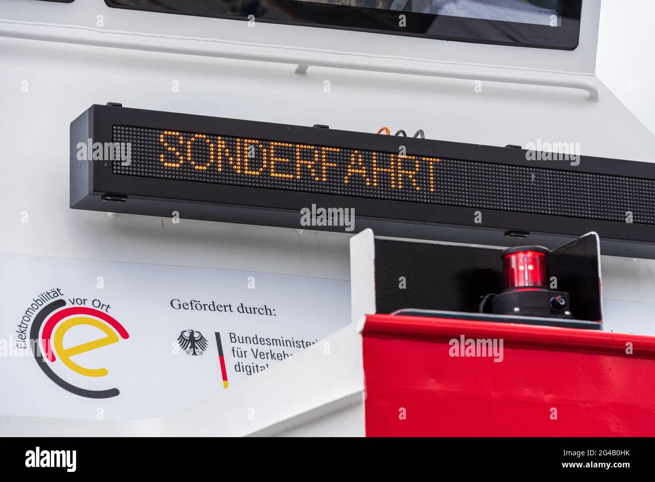 Aufschrift Sonderfahrt an einer Personenfähre der Kieler Förderlehrlinie in der Kieler Förde Stockfoto