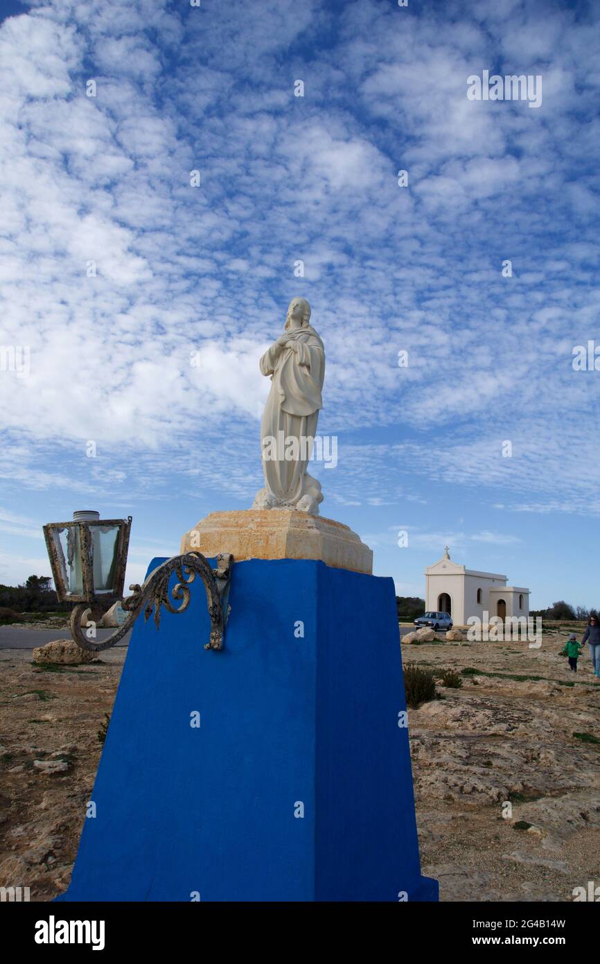 MARSAXLOKK, MALTA - 01 JAN, 2020: Kapelle der Unbefleckten Empfängnis mit Statue im Vordergrund an der felsigen Küste von Malta Stockfoto