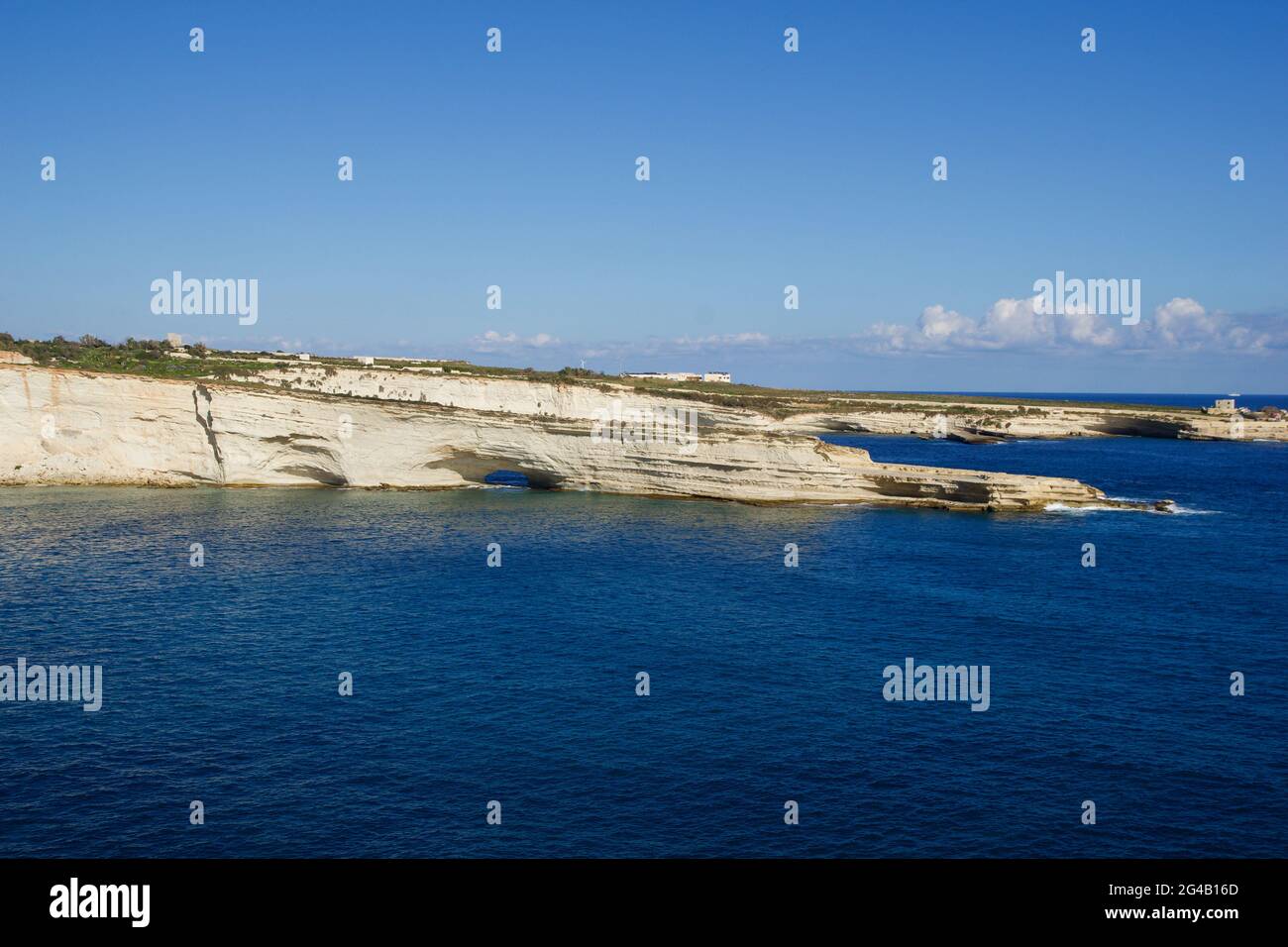 DELIMARA, MARSAXLOKK, MALTA - 03 JAN, 2020: Küste und Küste einer kleinen Bucht in Delimara Malta, mit blautürkisfarbenem Meer im Sommer Sonnentag mit Stockfoto