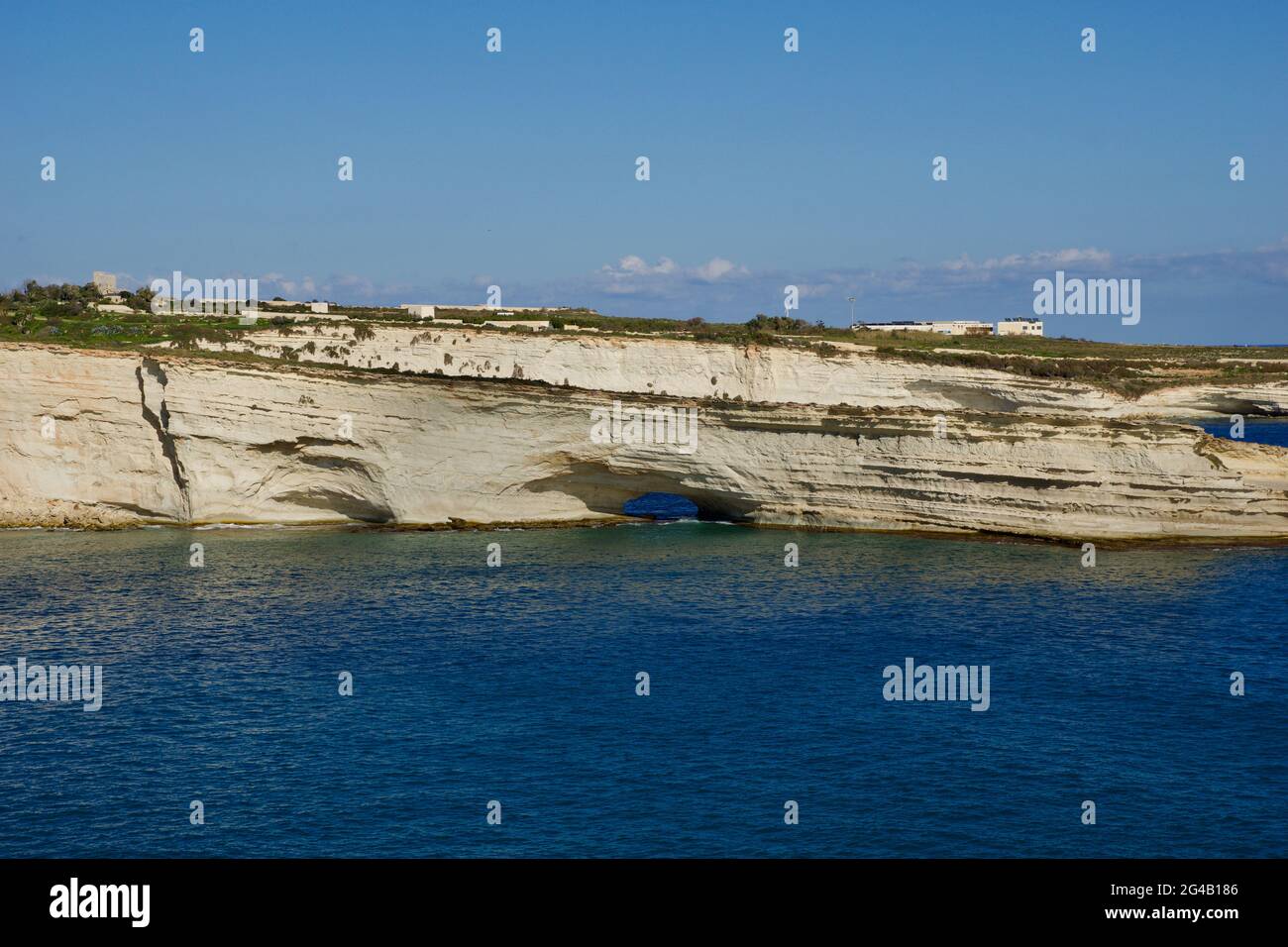 DELIMARA, MARSAXLOKK, MALTA - 03 JAN, 2020: Küste und Küste einer kleinen Bucht in Delimara Malta, mit blautürkisfarbenem Meer im Sommer Sonnentag mit Stockfoto