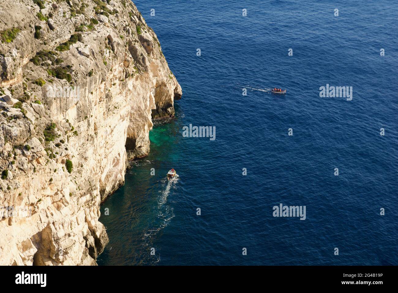 BLUE GROTTO, MALTA - 03 JAN, 2020: Ein Kreuzfahrtbrett neben Blue Grotto. Dies ist eine der Attraktionen der Insel Malta Stockfoto