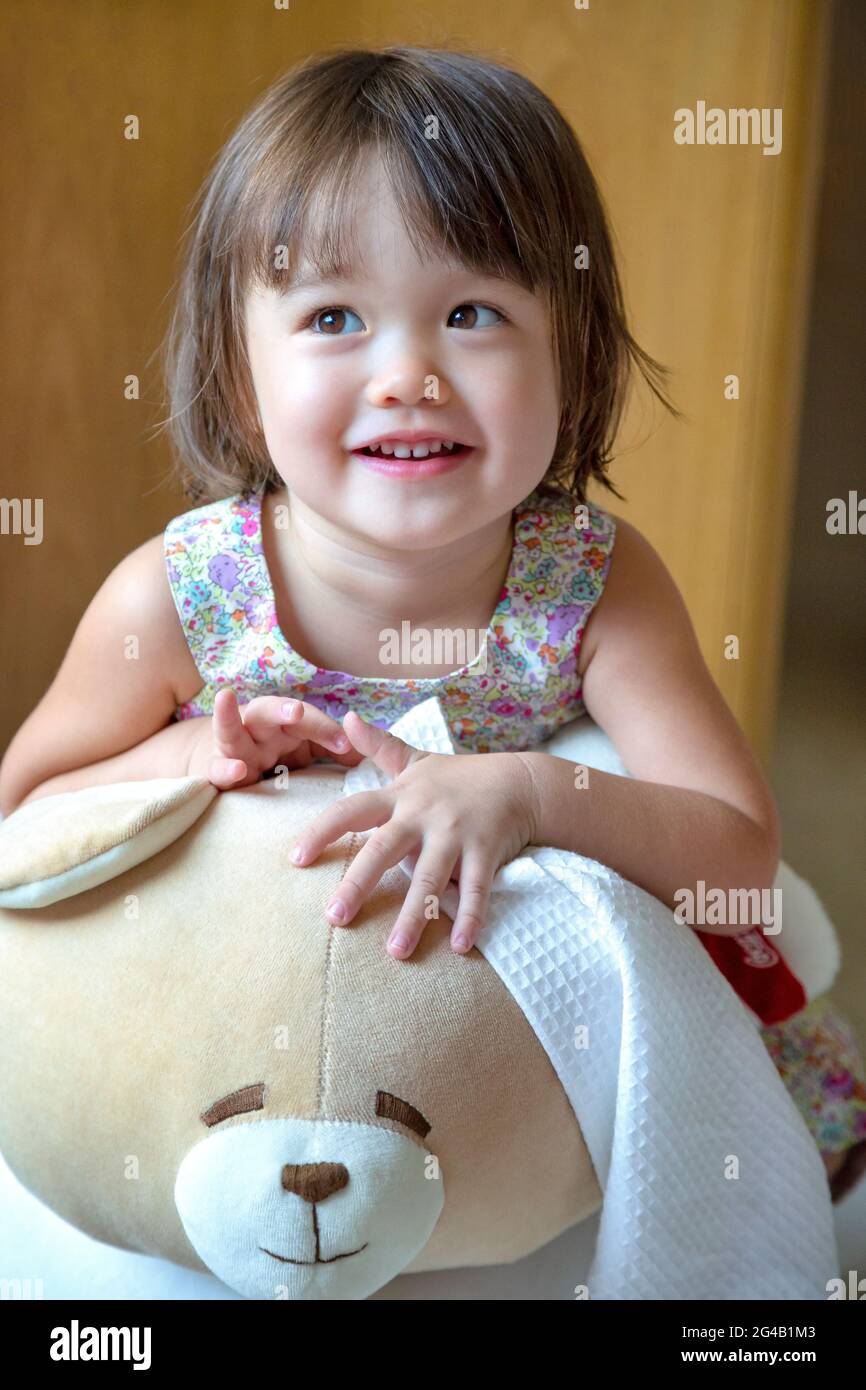 Kleinkind Mädchen auf ihrem Schaukelbär Stockfoto