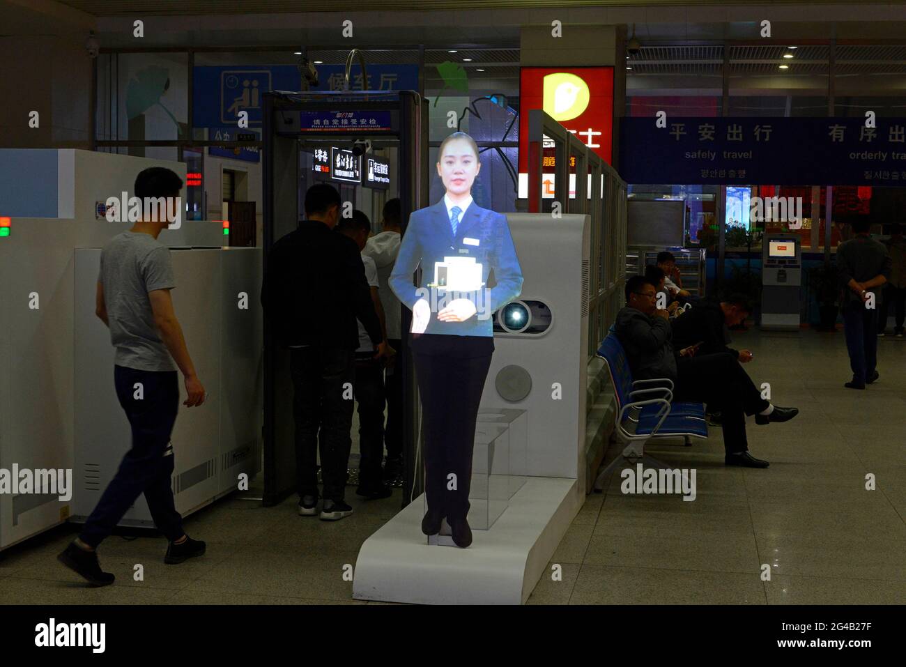 Ein aufgezeichnetes bewegtes Bild eines Bahnhofsbeamten zeigt eine Botschaft über die Sicherheit am Eingang der Sicherheitskontrolle zum Bahnhof Dandong in China Stockfoto