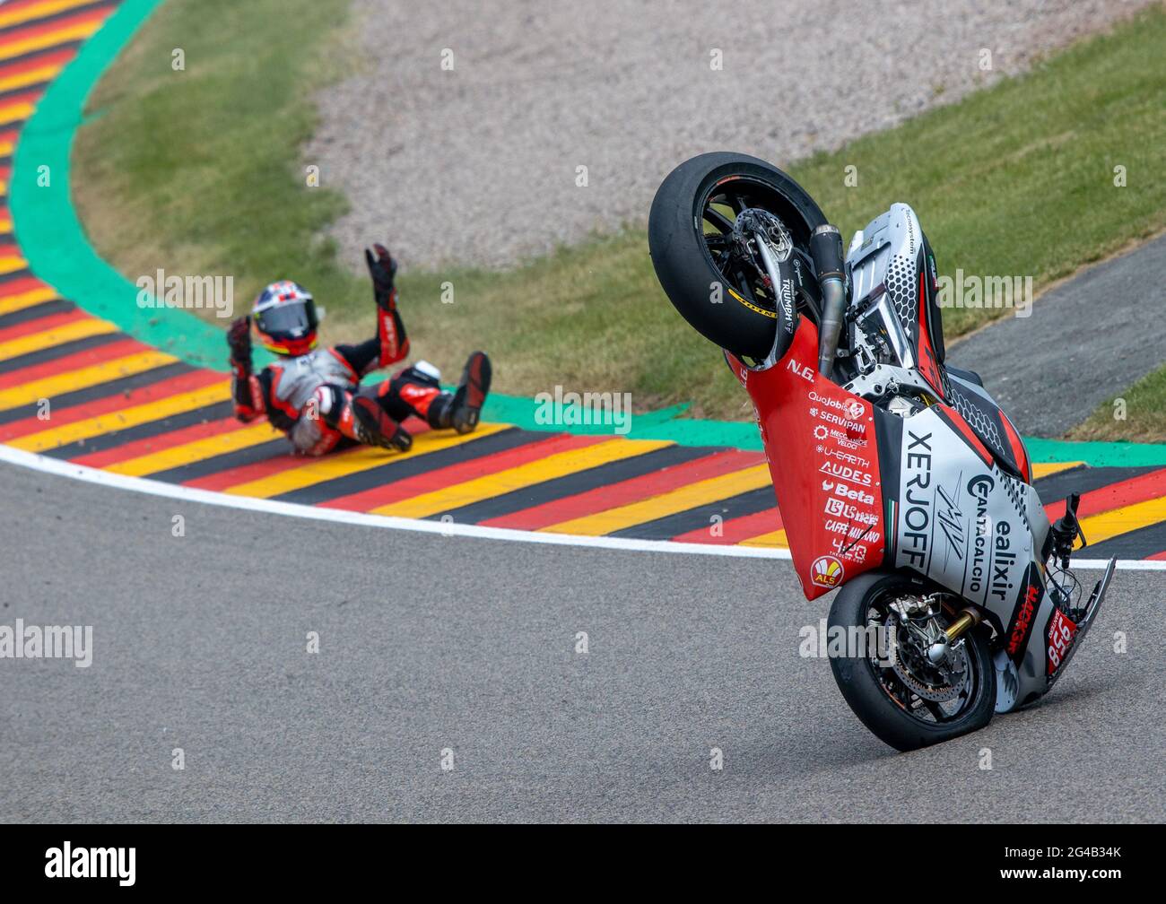 Hohenstein Ernstthal, Deutschland. Juni 2021. Motorsport/Motorrad, großer Preis von Deutschland, Moto2 auf dem Sachsenring. Die Italienerin Simone Corsi vom Team Tasca Racing Scuderia Moto2 nach seinem Absturz. Quelle: Jens Büttner/dpa-Zentralbild/dpa/Alamy Live News Stockfoto