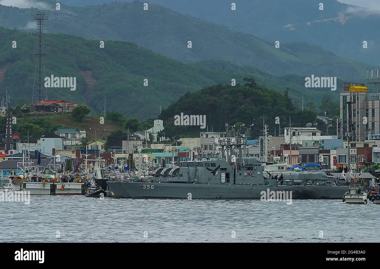 20. Juni 2021-Kosong, Südkorea-in Dieses Foto wurde am 13. Juni 2003 aufgenommen. Fischermänner, die am frühen Morgen im Fischereihafen im Hafen von Keojin, Kosong, Südkorea, arbeiteten. Kosong County in der Provinz Kangwon, Nordkorea. Sie liegt in der südlichsten Ecke Nordkoreas, unmittelbar nördlich der demilitarisierten Zone Koreas. Vor dem Ende des Koreakrieges im Jahr 1953 bildete sie zusammen mit der heutigen südkoreanischen Grafschaft mit dem gleichen Namen eine einzige Grafschaft. Bei einer anschließenden Reorganisation nahm der Landkreis den südlichen Teil des Landkreises Tongchon auf. Stockfoto