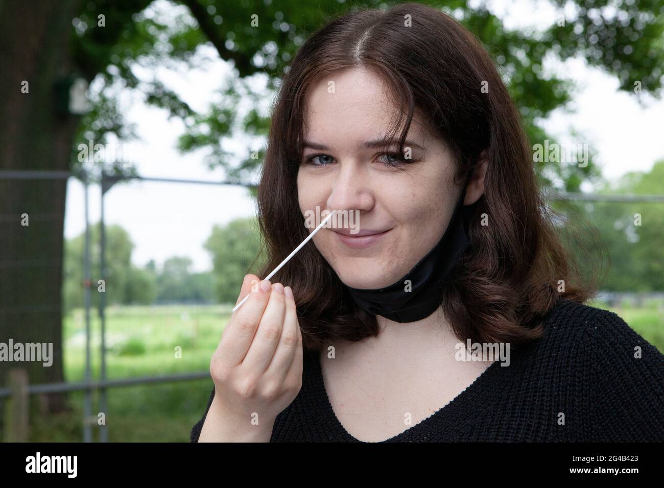 London, Großbritannien. Juni 2021. Ein 18-Jähriger führt einen PCR-Test in einem mobilen Outdoor-Testzentrum auf Clapham Common durch. In Lambeth wurden Surge-Tests als Reaktion auf lokale Anstiege in Fällen der Delta-Variante gestartet, die Teil einer möglichen dritten Welle oder eines Coronavirus in England ist. Quelle: Anna Watson/Alamy Live News Stockfoto