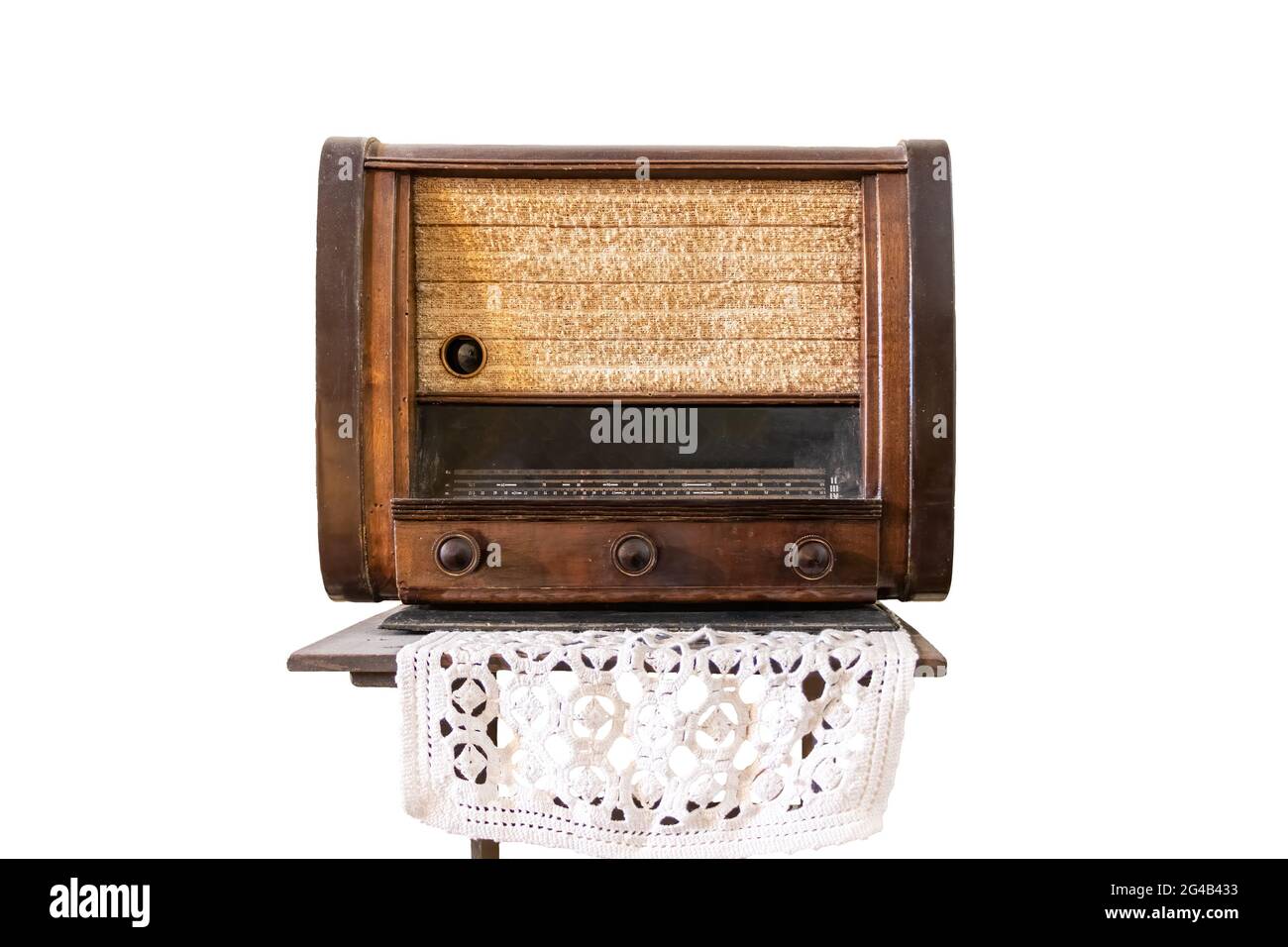 Vintage Röhrenradiotuner auf einem Holzregal und einem Tuch aus Häkelarbeit Stockfoto