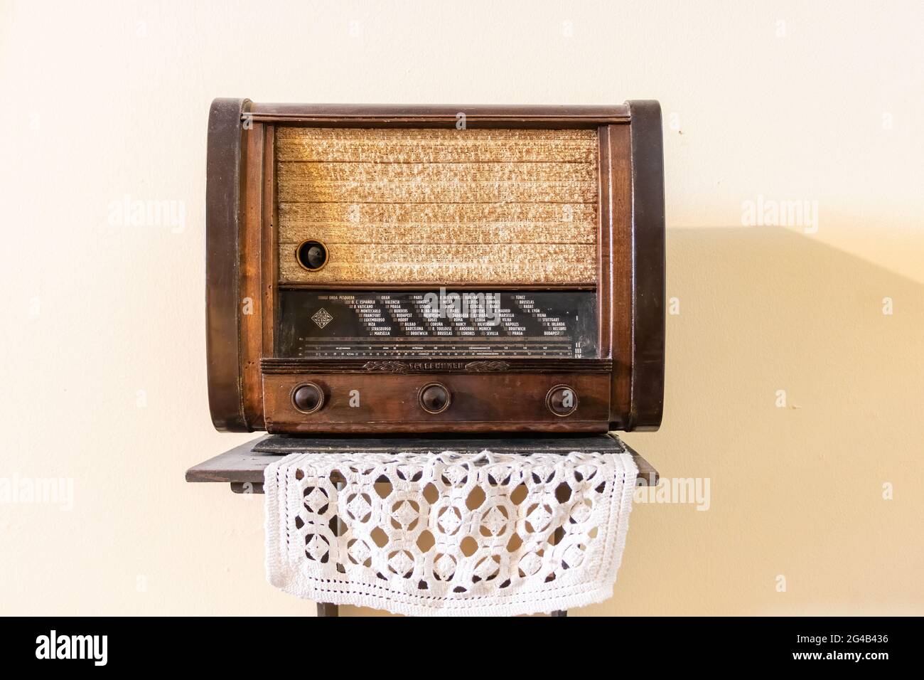 Vejer de la Frontera, Cádiz, Spanien - 14. Juni 2021: Telefunken Vintage Röhrenradiotuner auf einem Holzregal und einem Tuch aus Häkelholz Stockfoto