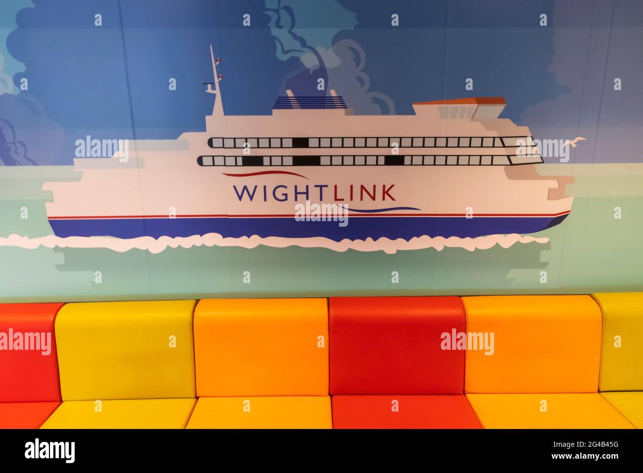 England, Isle of Wight, Yarmouth, das Wightlink Victoria of Wight Auto und die Passagierfähre, farbenfrohe Innenansicht des Kinderloungebereichs Stockfoto