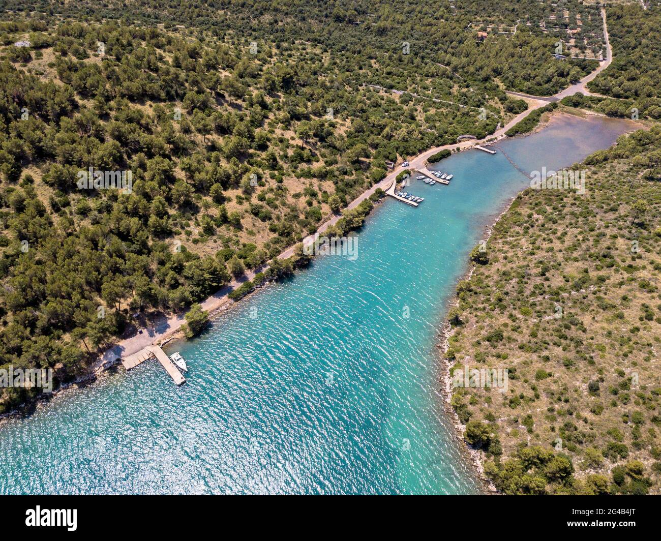 Luftaufnahme von Fischerbooten, die in der Nähe der Anlegestelle auf der Insel Dugi Otok vor der Stadt Zadar, Kroatien, festgemacht sind. Urlaub und Tourismus Stockfoto