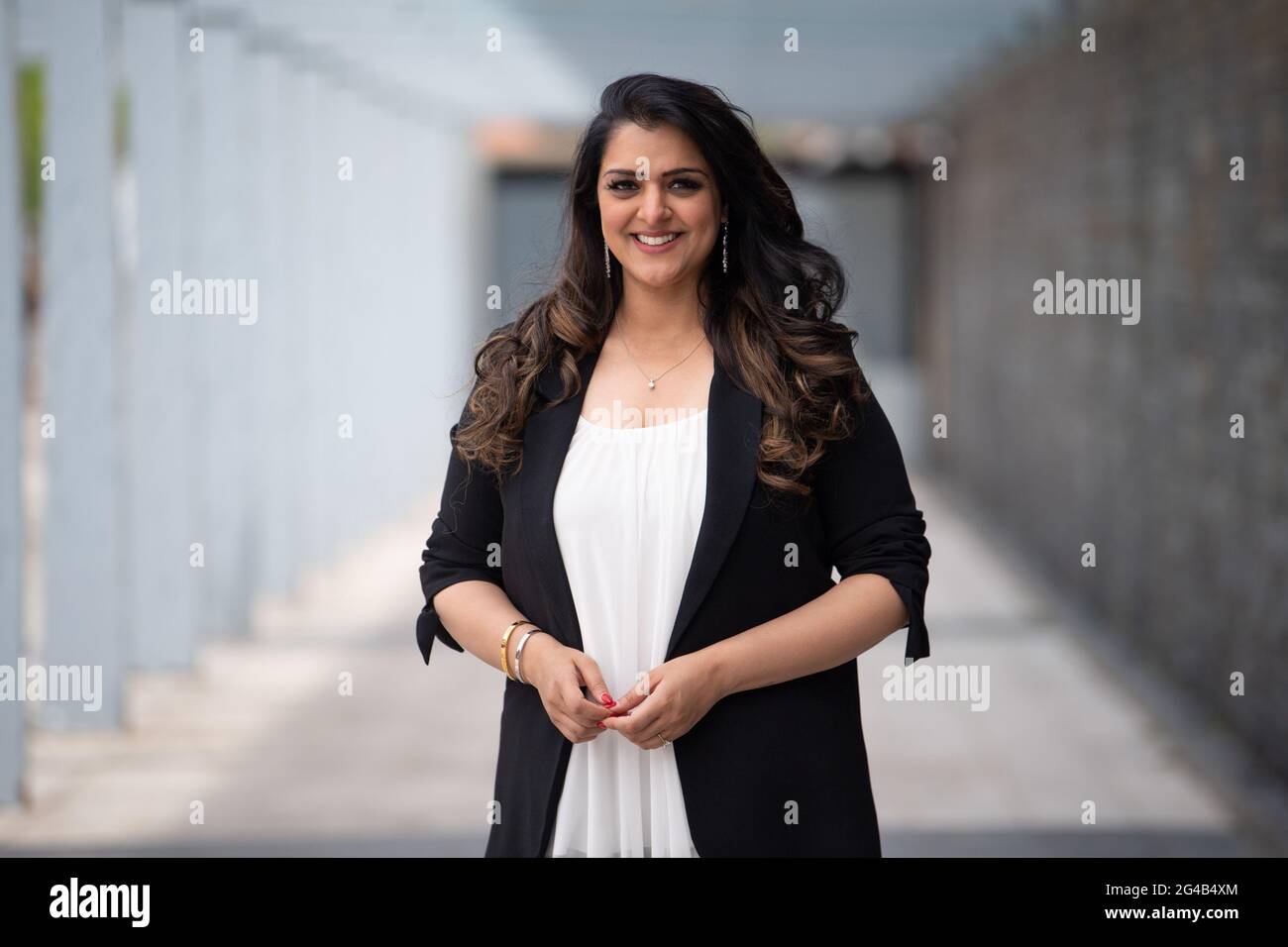 CARDIFF, WALES - MAI 12: Natasha Asghar, Mitglied der Senedd für South Wales East, posiert für ein Foto am 12. Mai 2021 in Cardiff, Wales. Stockfoto