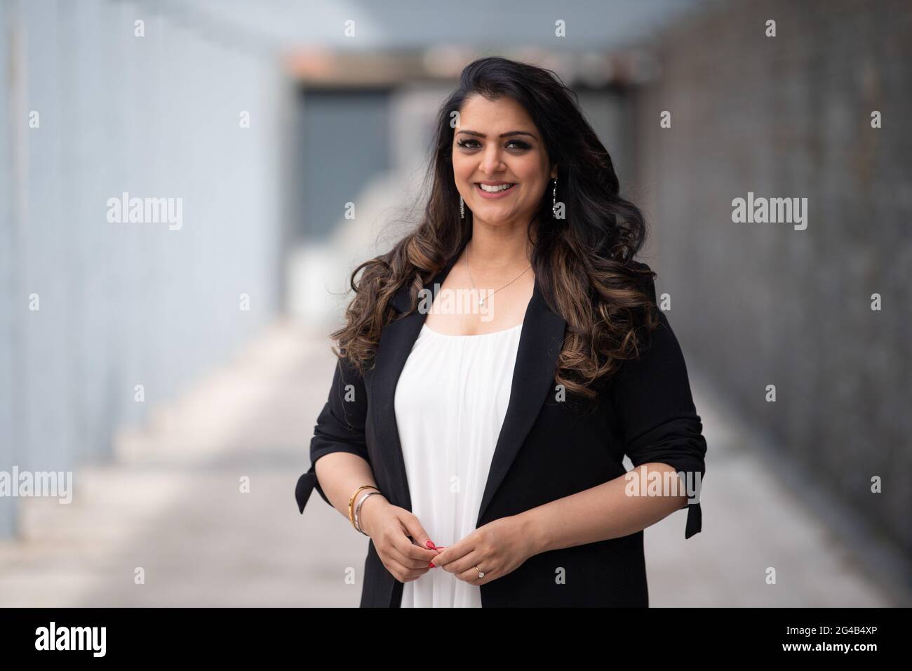 CARDIFF, WALES - MAI 12: Natasha Asghar, Mitglied der Senedd für South Wales East, posiert für ein Foto am 12. Mai 2021 in Cardiff, Wales. Stockfoto