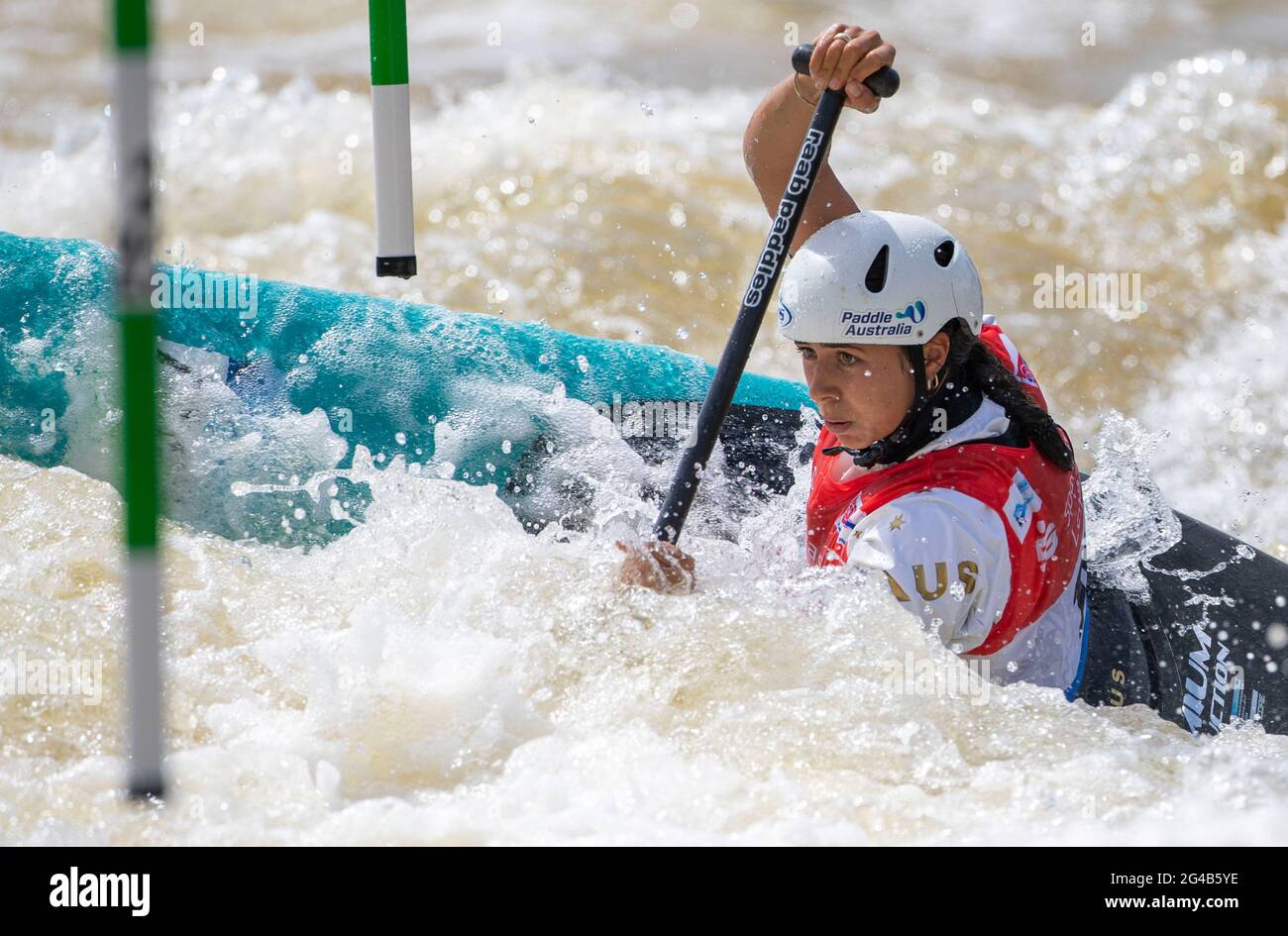 Markkleeberg, Deutschland. Juni 2021. Weltcup-Kanufahren/Slalom-Einzelkanuerinnen im Kanupark Markkleeberg. Noemi Fox aus Australien auf dem Platz. Quelle: Daniel Schäfer/dpa-Zentralbild/dpa/Alamy Live News Stockfoto