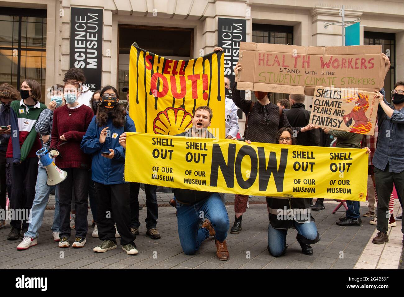 Klimaaktivisten nehmen an einem Anti-Shell-Protest im Science Museum in London Teil. Eine Gruppe von Aktivisten wurde am Samstag mit einer Verhaftung bedroht, nachdem sie eine „Besetzung“ der berühmten Londoner Attraktion wegen ihrer Finanzierung durch den fossilen Treibstoff-Giganten Shell inszeniert hatten. Bilddatum: Sonntag, 20. Juni 2021. Stockfoto