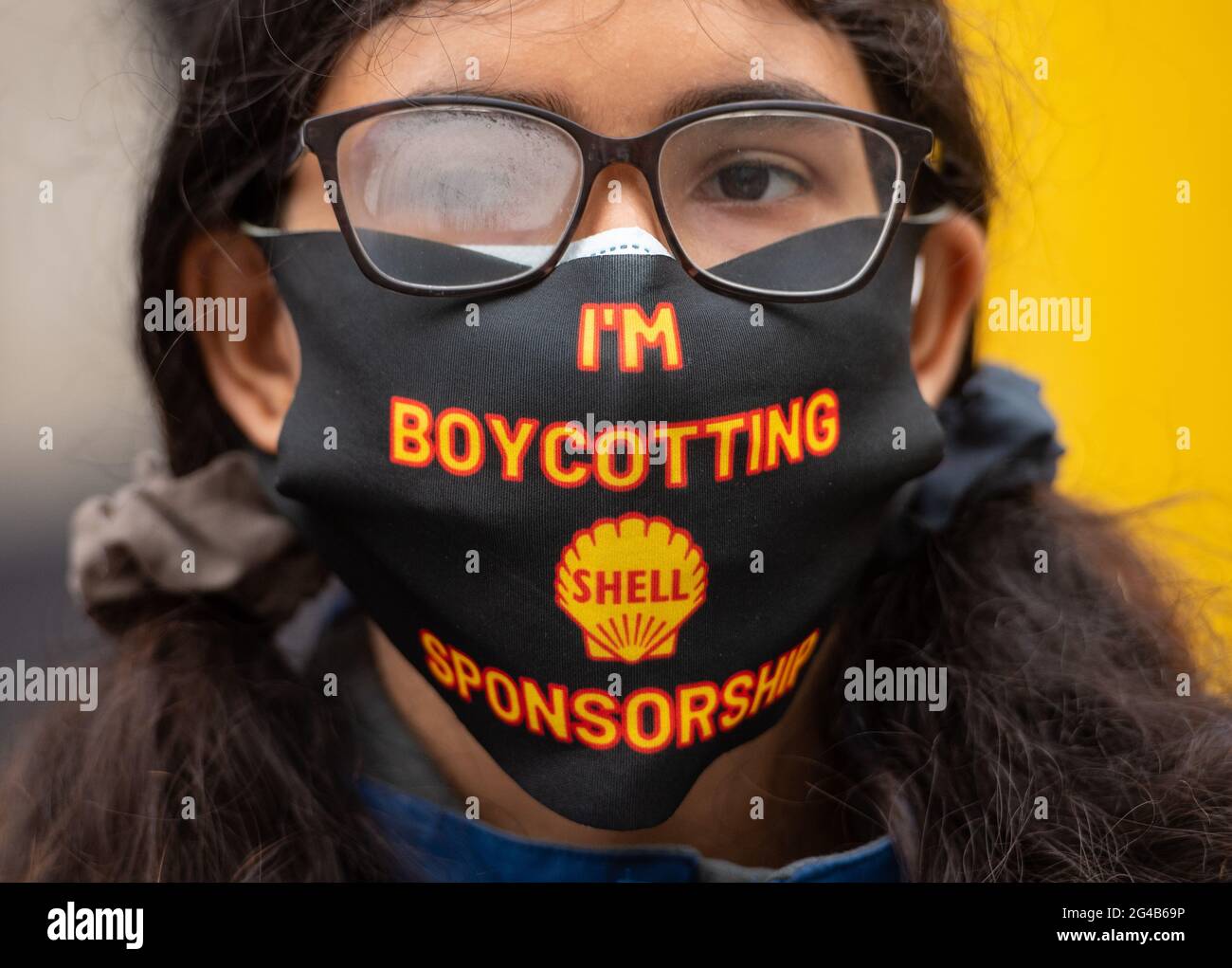 Klimaaktivisten nehmen an einem Anti-Shell-Protest im Science Museum in London Teil. Eine Gruppe von Aktivisten wurde am Samstag mit einer Verhaftung bedroht, nachdem sie eine „Besetzung“ der berühmten Londoner Attraktion wegen ihrer Finanzierung durch den fossilen Treibstoff-Giganten Shell inszeniert hatten. Bilddatum: Sonntag, 20. Juni 2021. Stockfoto