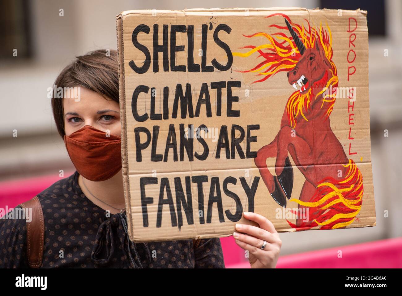 Klimaaktivisten nehmen an einem Anti-Shell-Protest im Science Museum in London Teil. Eine Gruppe von Aktivisten wurde am Samstag mit einer Verhaftung bedroht, nachdem sie eine „Besetzung“ der berühmten Londoner Attraktion wegen ihrer Finanzierung durch den fossilen Treibstoff-Giganten Shell inszeniert hatten. Bilddatum: Sonntag, 20. Juni 2021. Stockfoto