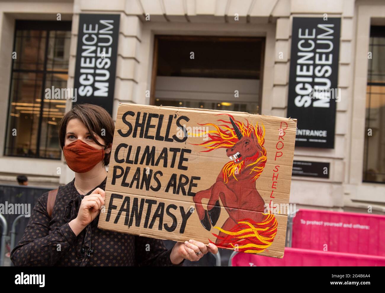 Klimaaktivisten nehmen an einem Anti-Shell-Protest im Science Museum in London Teil. Eine Gruppe von Aktivisten wurde am Samstag mit einer Verhaftung bedroht, nachdem sie eine „Besetzung“ der berühmten Londoner Attraktion wegen ihrer Finanzierung durch den fossilen Treibstoff-Giganten Shell inszeniert hatten. Bilddatum: Sonntag, 20. Juni 2021. Stockfoto