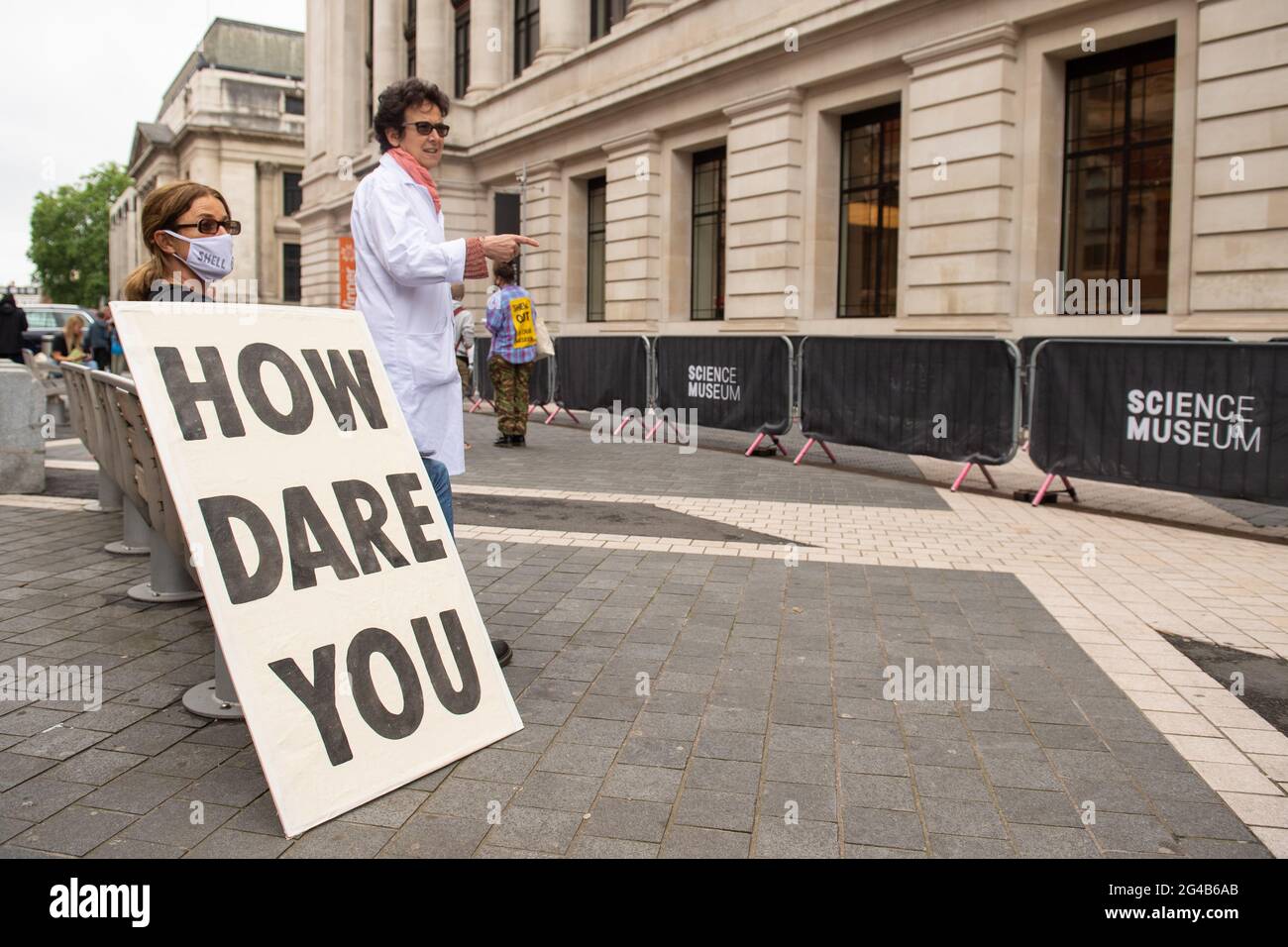 Klimaaktivisten nehmen an einem Anti-Shell-Protest im Science Museum in London Teil. Eine Gruppe von Aktivisten wurde am Samstag mit einer Verhaftung bedroht, nachdem sie eine „Besetzung“ der berühmten Londoner Attraktion wegen ihrer Finanzierung durch den fossilen Treibstoff-Giganten Shell inszeniert hatten. Bilddatum: Sonntag, 20. Juni 2021. Stockfoto