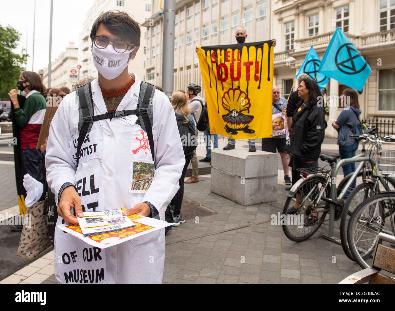 Klimaaktivisten nehmen an einem Anti-Shell-Protest im Science Museum in London Teil. Eine Gruppe von Aktivisten wurde am Samstag mit einer Verhaftung bedroht, nachdem sie eine „Besetzung“ der berühmten Londoner Attraktion wegen ihrer Finanzierung durch den fossilen Treibstoff-Giganten Shell inszeniert hatten. Bilddatum: Sonntag, 20. Juni 2021. Stockfoto