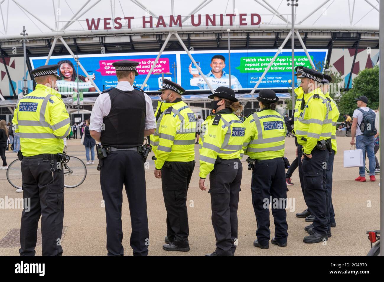 Polizeibeamte vor dem Impfzentrum Covid-19 im Olympiastadion Stratford, East London, England, Großbritannien, gesehen Stockfoto