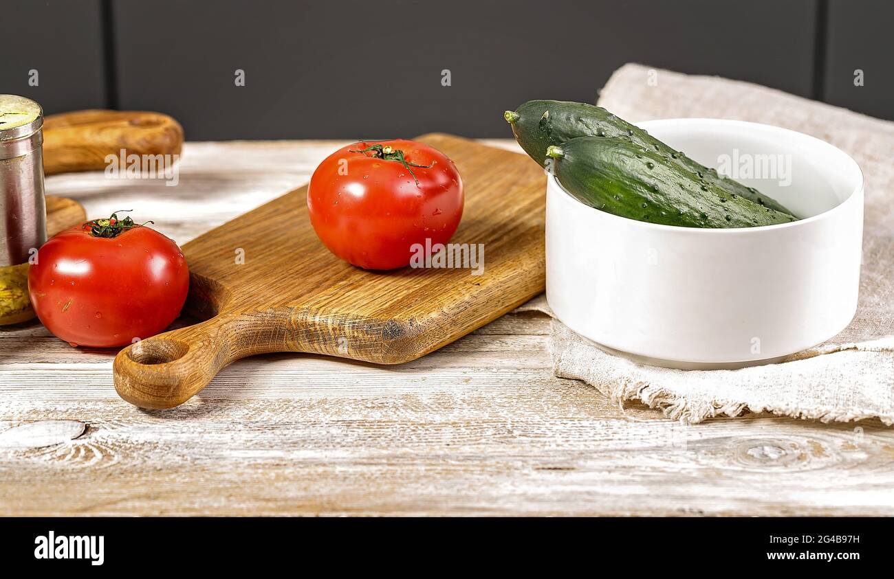 Lebensmittelbanner. Reife Tomaten auf einem Schneidebrett. Schneiden von Holzbrettern und Utensilien. Frisches und leckeres Gemüse. Küchenzubehör. Gezüchtter Bio-Anbau Stockfoto
