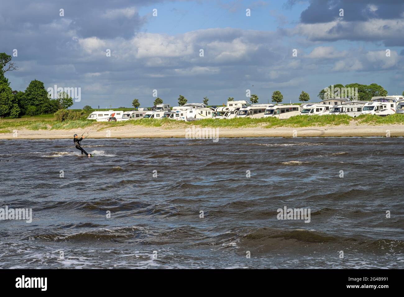 13. Juni 2021 - Malmö, Schweden: RVS an einem Strand geparkt ein windiger Sommertag. Die Verkäufe von RVs sind gestiegen, seit die Pandemie internationale Reisen erschwert hat Stockfoto 13. Juni 2021 - Malmö, Schweden: RVS an einem Strand geparkt ein windiger Sommertag. Die Verkäufe von RVs sind gestiegen, seit die Pandemie internationale Reisen erschwert hat Stockfoto