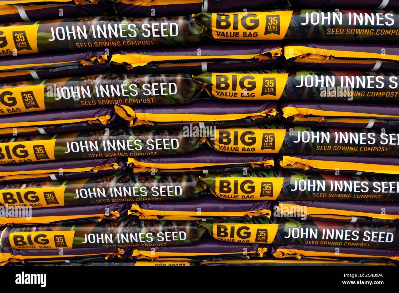 Ein Stapel von Säcken von John Innes Samen, die Kompost aussäen und in einem Hofladen zum Verkauf stehen Stockfoto