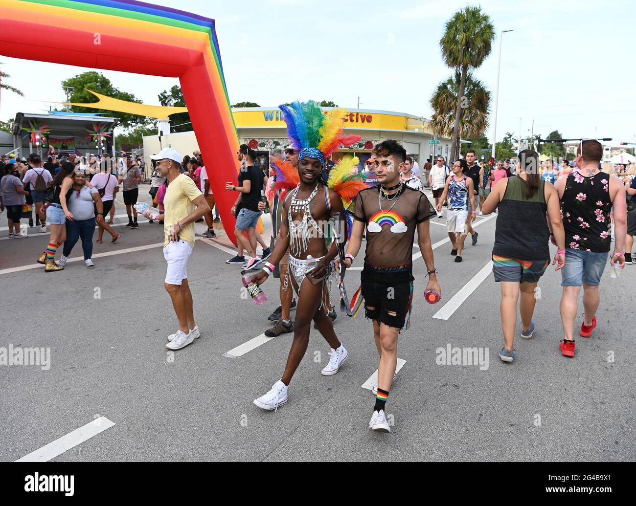 Fort Lauderdale, FL, USA. Juni 2021. Eine allgemeine Ansicht, während sich die Menschen bei der Wilton Manors Stonewall Pride Parade am 19. Juni 2021 in Wilton Manors in Fort Lauderdale, Florida, versammeln. Quelle: Mpi04/Media Punch/Alamy Live News Stockfoto