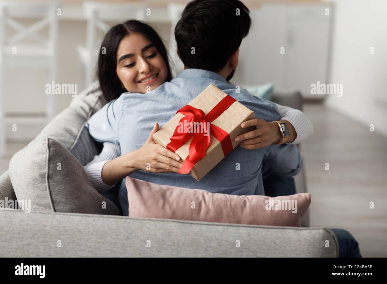 Feier zu Hause mit Familie, Geburtstag und Jubiläum Geschenk von Mann Stockfoto