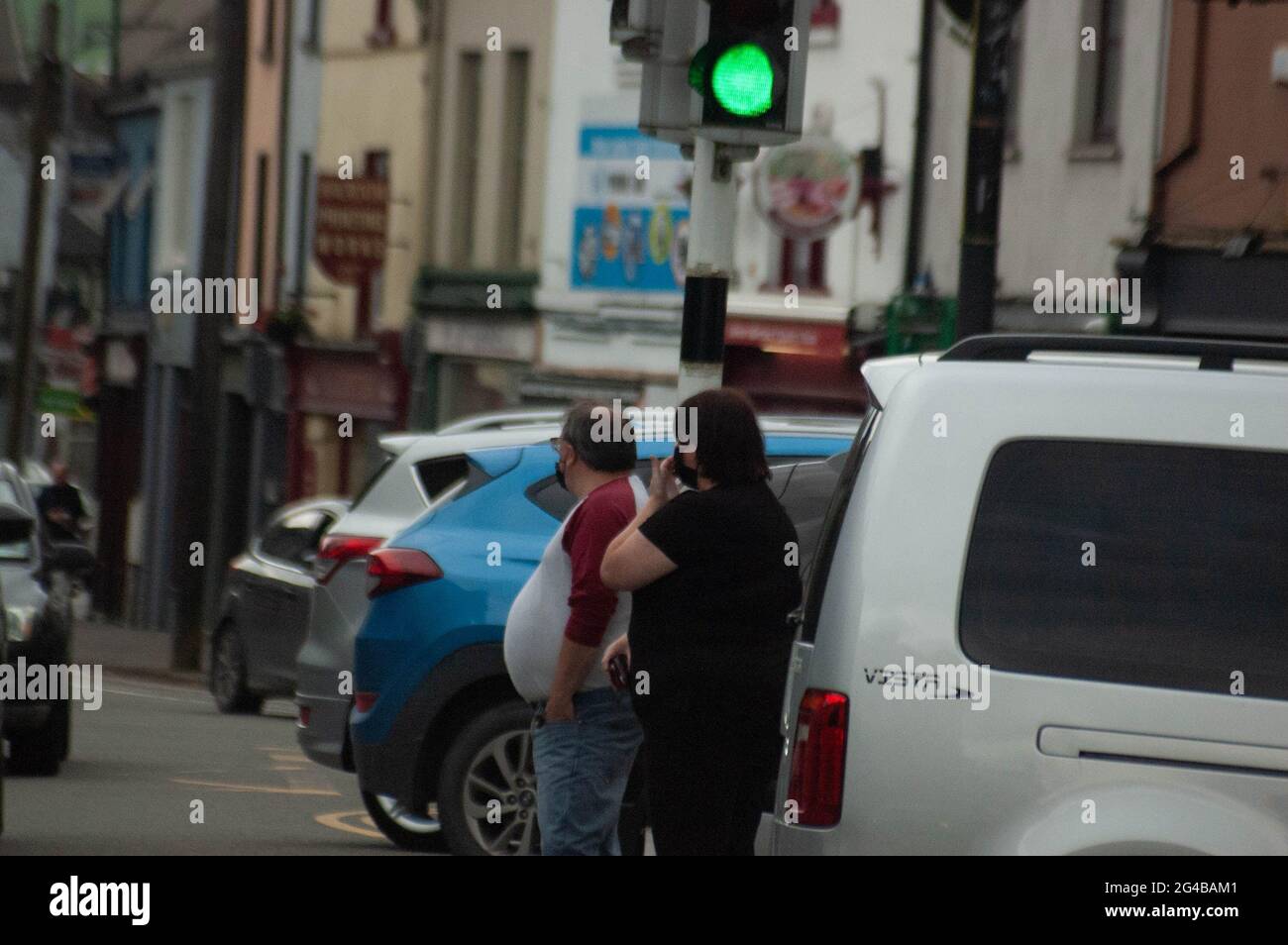 Macroom Co. Cork, Irland, Sonntag, 20. Juni 2021; nach monatelangen Schließungen hat das Essen im Freien wieder aufgenommen. Macroom-Unternehmen wie das Castle Hotel an der Hauptstraße von Cork Town freuten sich über die Wiedereröffnung. Sie erinnern jedoch immer noch daran, dass das Tragen von Gesichtsmaschen und das Halten von 2 Metern Abstand immer noch obligatorisch sind und dass nur Außenbereiche geöffnet sind. Die nächste Phase der Wiedereröffnung ist am 5. Juli, wenn der Innendienst wieder aufgenommen werden kann. Credit ED/Alamy Live News Stockfoto