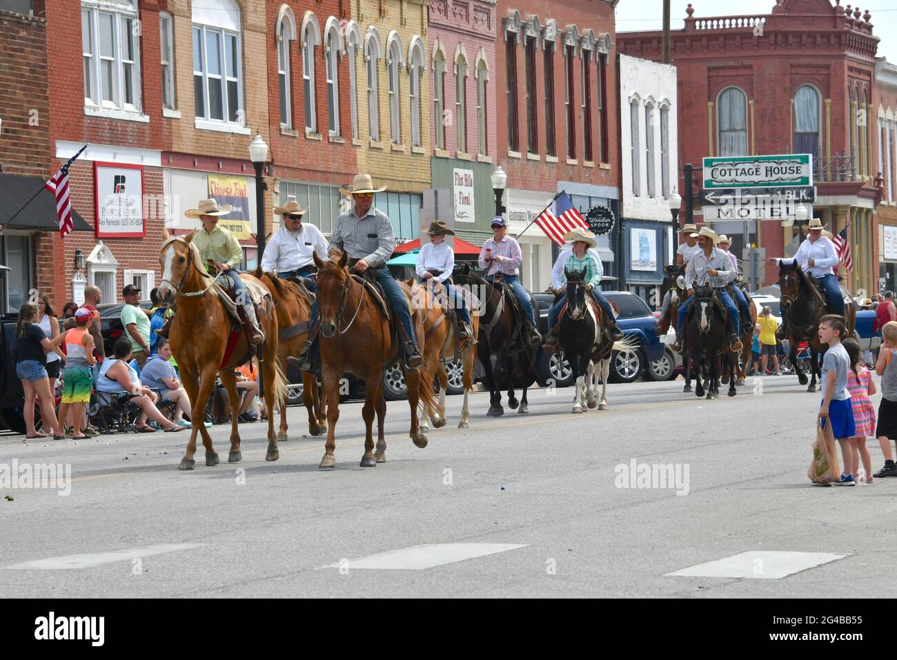 Mitglieder des Local 4 H Clubs reiten in der Council Grove Washungas Days Parade 19. Juni 2021. Kredit: Mark Reinstein/MediaPunch Stockfoto