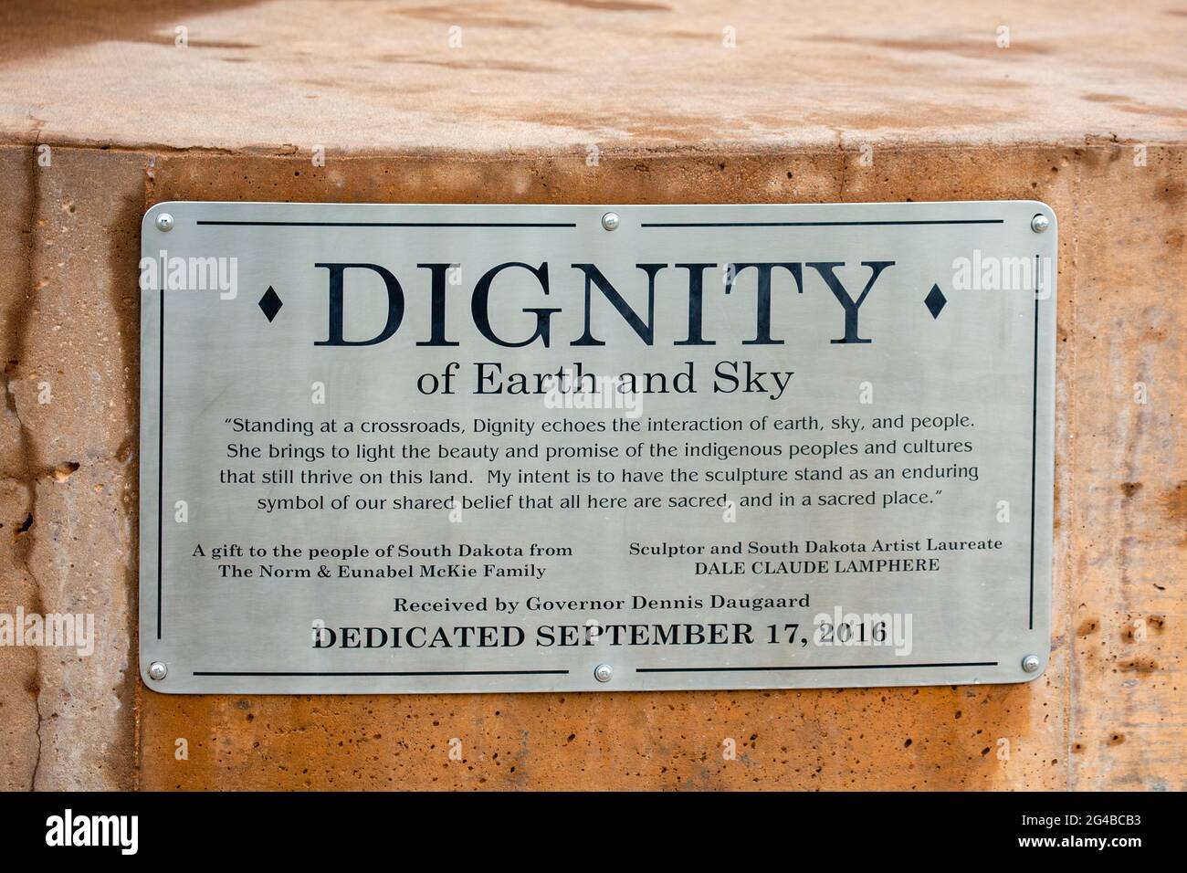 Chamberlain, South Dakota, USA, 5. Mai 2021, Die 50 Meter hohe Statue aus Edelstahl im Ruhebereich ist horizontal mit einer Skulptur aus würde versehen Stockfoto