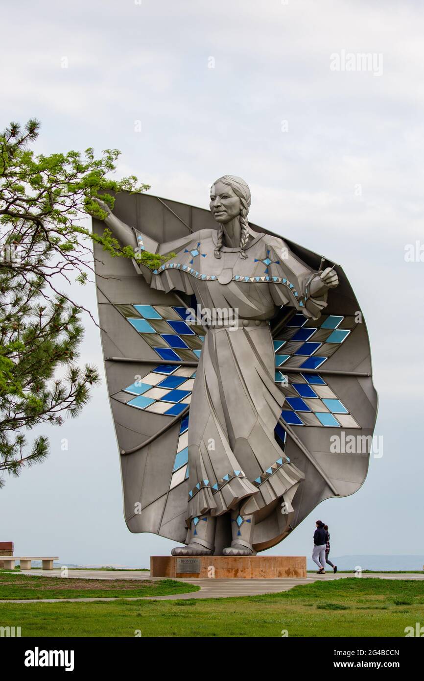 Chamberlain, South Dakota, USA, 5. Mai 2021, Die Dignity-Skulptur ist eine 50 Meter hohe Statue aus Edelstahl in einem Ruhebereich mit Blick auf den Missouri Rive Stockfoto